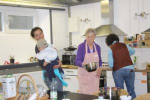 Kinder dürfen auch mitkommen zur internationlen Kochgruppe im DW Odenwald