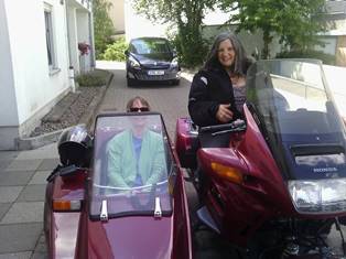 Helga Jäger mit Ihrem Beiwagen für Rollstuhlfahrer