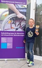 Kind vor einem Rollup des BCO