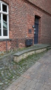 Foto einer Rollstuhlrampe an einem historischen Gebäude