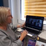 Bärbel Simon bei Videokonferenz mit dem Team des DWO