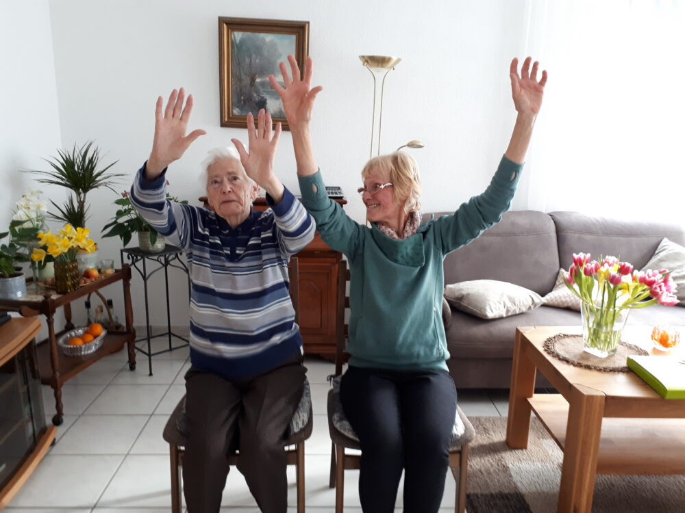 Aktivierungsbesuch von Bewegungspatin bei Klientin (vor Corona)