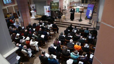 Blick von Oben auf Gottesdienst