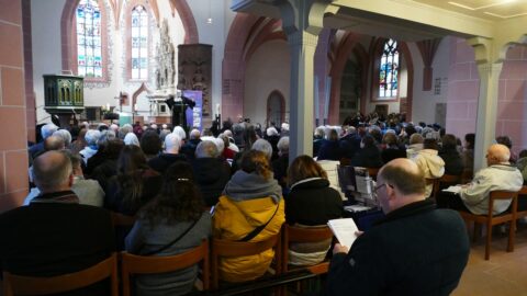 voll besetzte Kirche beim Gottesdienst