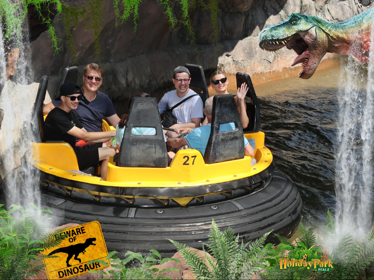 Klientinnen und Klienten haben Spaß bei der Fahrt mit dem Wasserreifen.