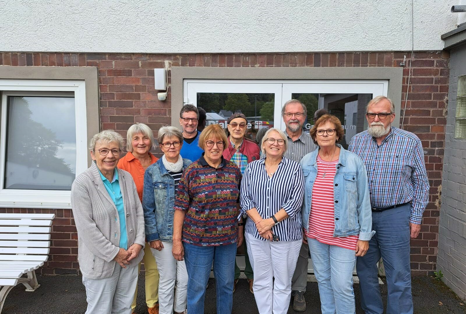 Ehemalige Pensionäre und Zivis stehen vor dem Gebäude der Diakonie.