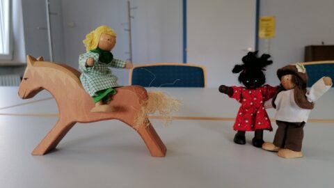 Die Kursleiterin Frau Zelta-Rosche demonstriert mit Handpuppen Wörter wie: vor, hinter, auf, rauf, runter, zurück. Foto: Ulli Zelta-Rosche