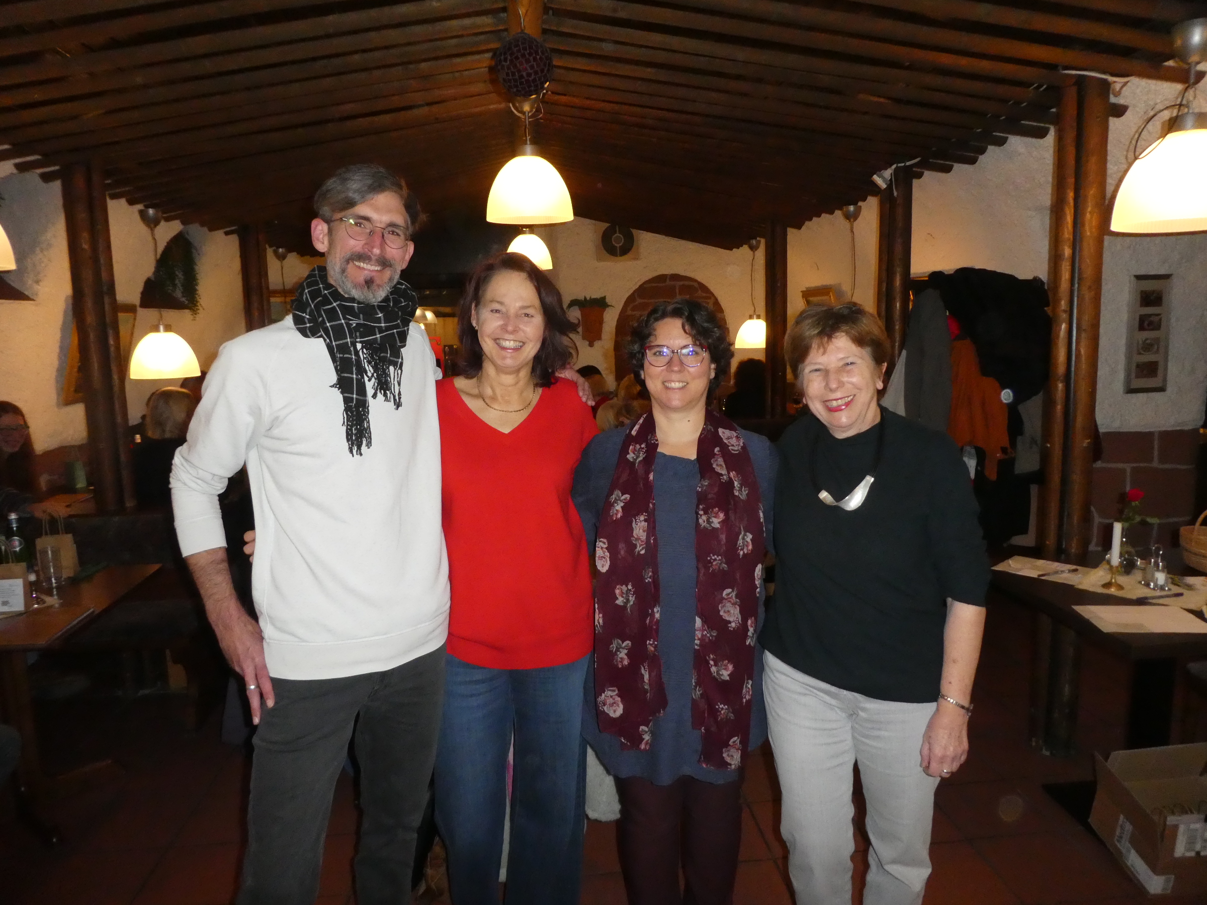 Drei Frauen und ein Mann auf einem Foto