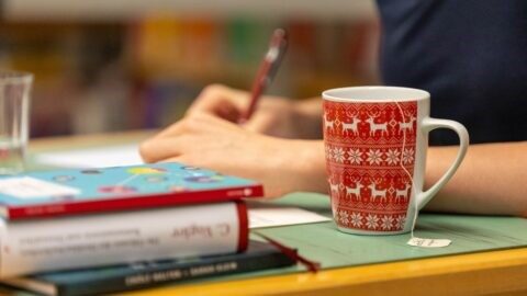 Ein schreibplatz mit Kaffeetasse